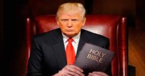 Enquanto tivermos Deus, nunca estaremos sozinhos , diz Trump em culto na Casa Branca