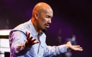 Pastor batiza melhor amigo após passar 30 anos orando por ele