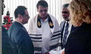 Bolsonaro recebe oração do pastor Mario Bramnick, conselheiro de Trump