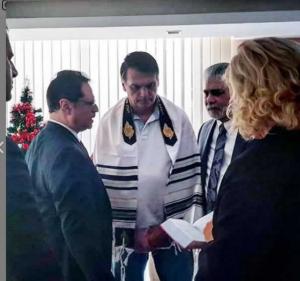Bolsonaro recebe oração do pastor Mario Bramnick, conselheiro de Trump