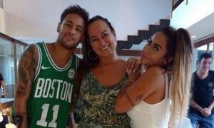 Filho, é hora de aprender com tudo isso e voltar para Jesus, diz mãe de Neymar