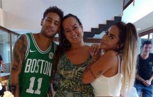 Filho, é hora de aprender com tudo isso e voltar para Jesus, diz mãe de Neymar
