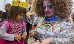 Igreja inclusiva promove evento infantil com palestra de drag queen, nos EUA