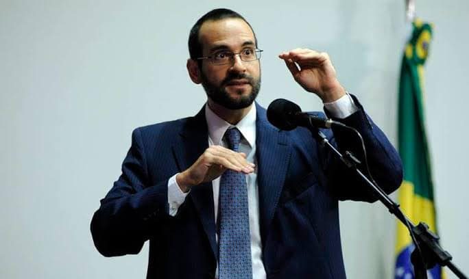 Arthur Weintraub desmente nova fake news sobre Covid-19 Falsa mensagem diz que idosos que estiverem na rua terão a aposentadoria suspensa