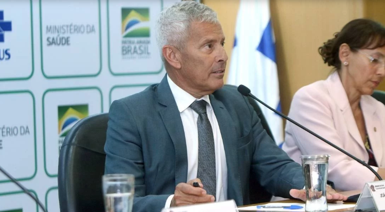 Igrejas podem permanecer abertas, mas sem cultos, pede secretário