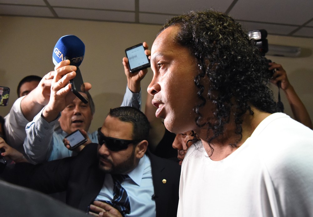 Ronaldinho Gaúcho pode ser solto ou ir para prisão domiciliar ainda nesta terça