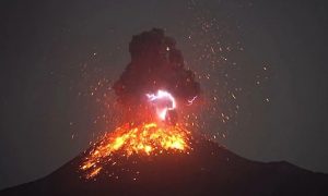 Vulcão Krakatoa, na Indonésia, entrou em erupção