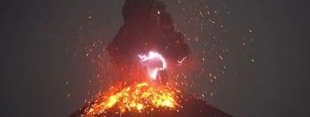 Vulcão Krakatoa, na Indonésia, entrou em erupção