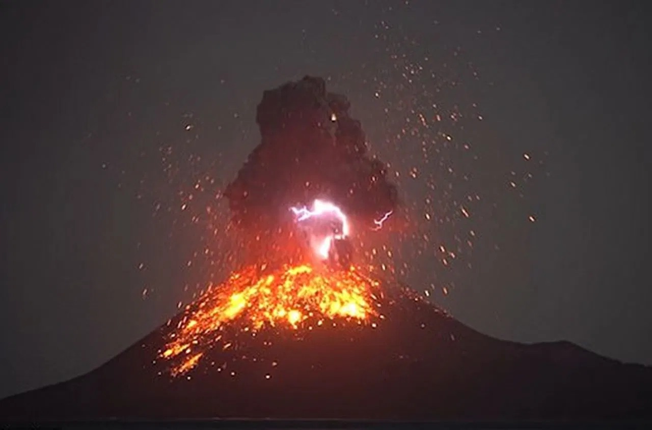 Vulcão Krakatoa, na Indonésia, entrou em erupção