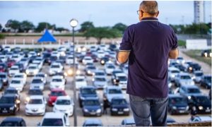 Mais de 300 carros participam de culto ‘drive-in’ em Campina Grande