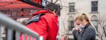 Tenda de oração no Central Park oferece esperança às pessoas durante pandemia