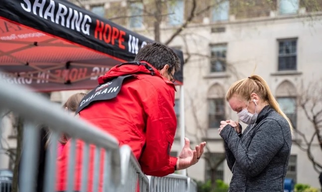 Tenda de oração no Central Park oferece esperança às pessoas durante pandemia