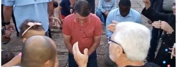 POLÍTICA[VÍDEO] Bolsonaro ora ajoelhado em frente ao Alvorada no “Dia de Jejum” pela nação