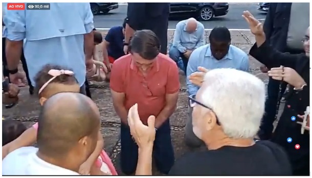 POLÍTICA[VÍDEO] Bolsonaro ora ajoelhado em frente ao Alvorada no “Dia de Jejum” pela nação
