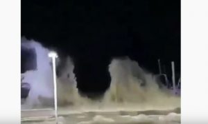 Ondas enormes se levantam do Mar da Galileia pela primeira vez em 30 anos