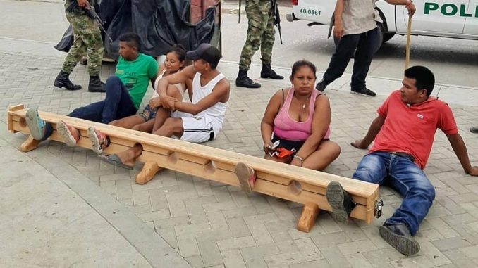 Na Colômbia, cidadãos que ‘desrespeitam a quarentena’ são presos pelos pés em praça pública como castigo