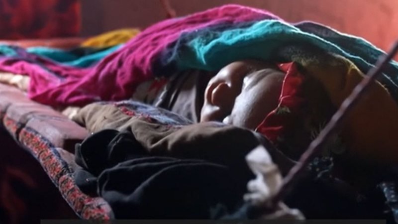 CRISE: Pais vendem bebê por 500 dólares no Afeganistão para comprar comida para os outros filhos