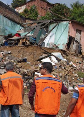 GOVERNO DO RIO ENVIA AJUDA À BAHIA POR CONTA DAS ENCHENTES Governo baiano comparou tragédia a um grande bombardeio