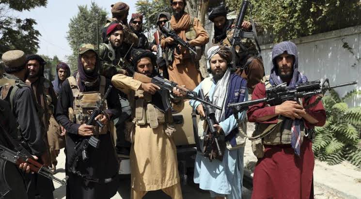 Talibã faz uma série de decapitações de manequins por violação a uma lei islâmica