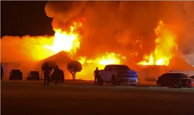 Incêndio interrompe culto e destrói igreja nos EUA