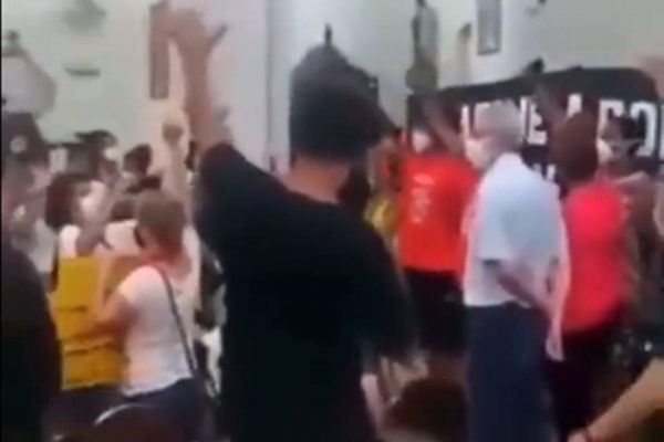 BOLSONARO ACIONA MINISTÉRIOS PARA PUNIR MILITANTES QUE INVADIRAM IGREJA EM CURITIBA