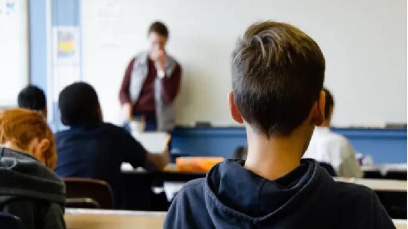 Estudante sofre bullying por ler Bíblia no intervalo da escola Marcella Bastos   05/03/2022