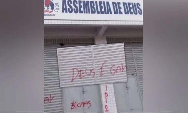 Igreja é vandalizada com pichações ofensivas em PE: “Deus é gay”