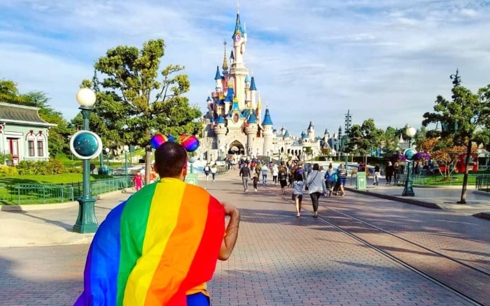 Doutrinação explícita: Disney lança linha de roupa com tema LGBT para crianças