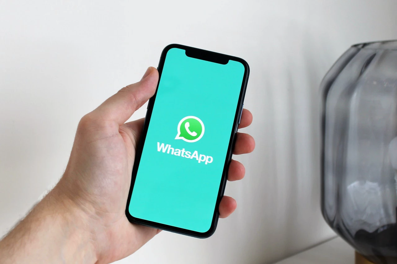 O WhatsApp lançou uma nova atualização no aplicativo, agora é possível reagir às mensagens