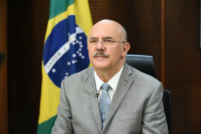 Justiça nega pedido de Ribeiro, e ex-ministro seguirá para Brasília