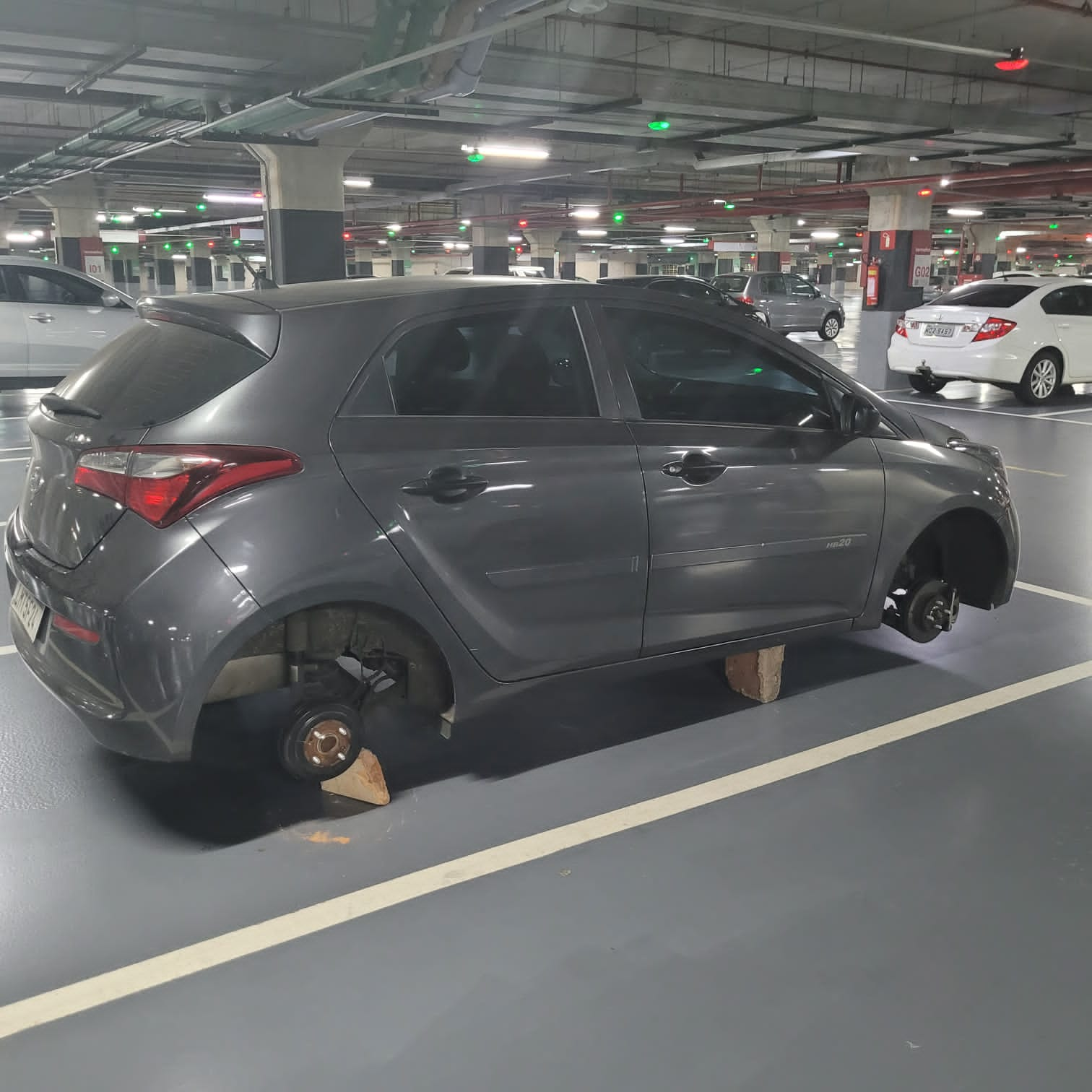 Criminosos furtam rodas de carro estacionado em shopping na Barra