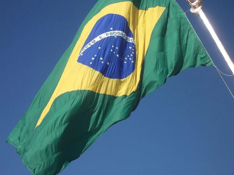 Juíza quer proibir bandeira do Brasil em propaganda eleitoral