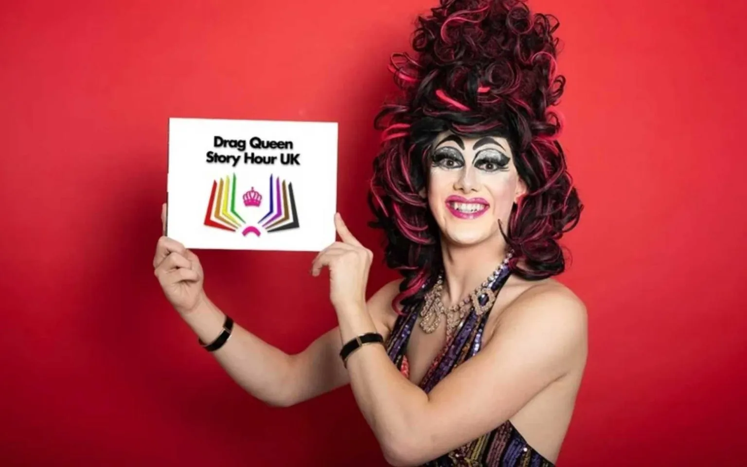 Turnê com drag queen em escolas causa protestos nos EUA