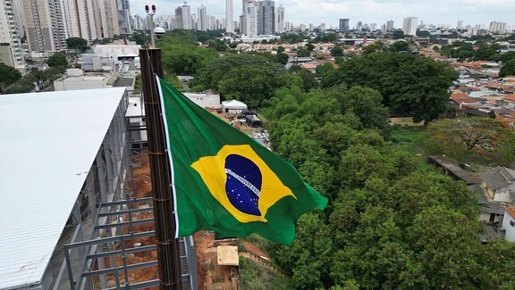 Igreja hasteia a 2ª maior bandeira do Brasil