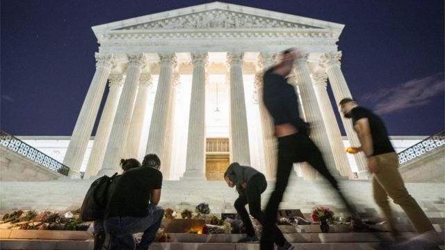 Estátua pagã com chifres apresentada no tribunal de Nova York presta homenagem a Ruth Bader Ginsburg e ao aborto