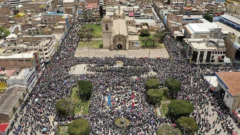 Protestos contra o governo no Peru deixam quase 50 mortos