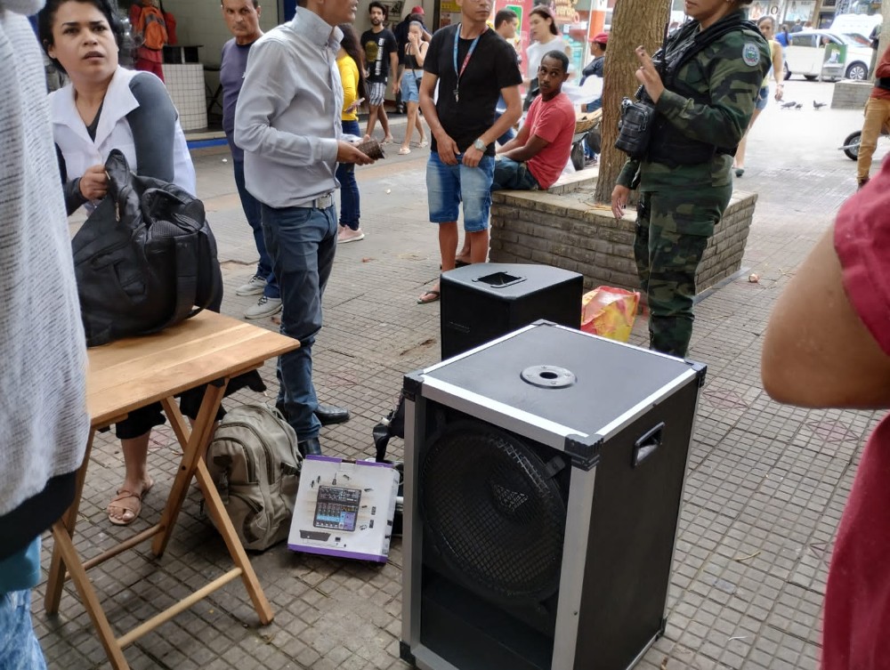 Casal evangélico que pregava em praça pública tem som apreendido; VEJA VÍDEO