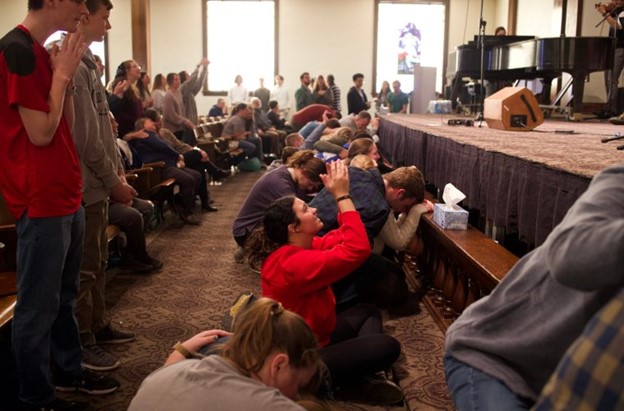 Avivamento: Culto em universidade nos EUA já dura mais de 140 horas Há cinco dias, a Asbury University vive um grande mover de oração, adoração e quebrantamento.