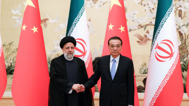 Líder do Irã vai à China reforçar laços em meio a sanções, protestos e isolamento
