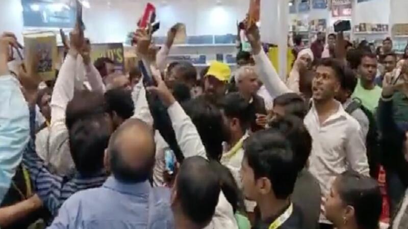 Hindus tumultuam distribuição de Bíblias em Feira Mundial do Livro