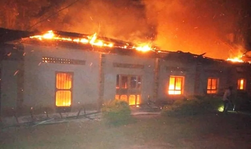 Extremistas bombardeiam igreja durante culto em Uganda