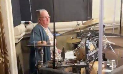 Assista o vídeo,  Idosa de 72 anos serve ao ministério de adoração como baterista