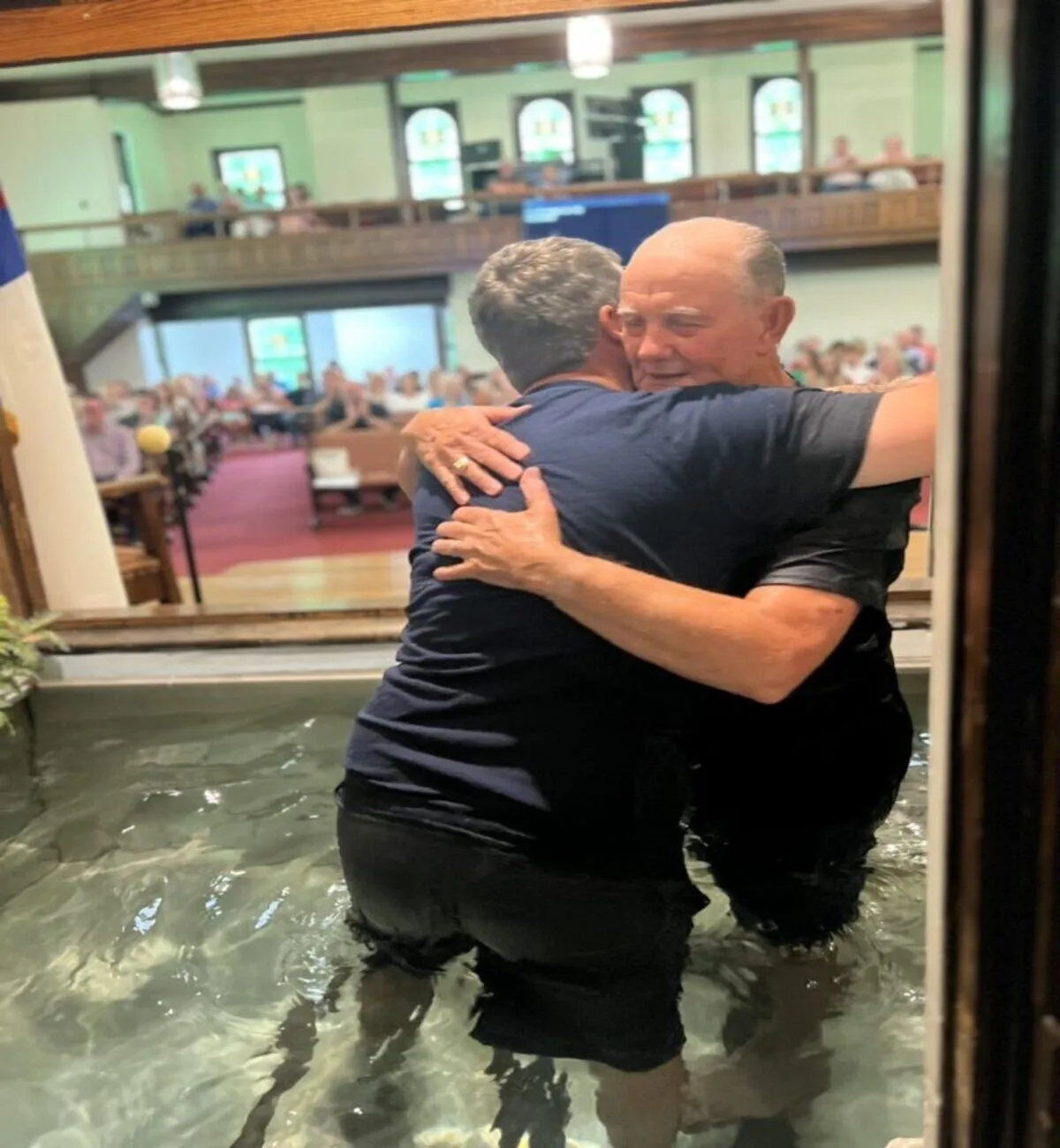 Idoso de 71 anos é batizado após 15 anos de oração