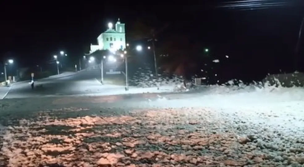 Veja o Vídeo – Espuma do mar invade ruas de Saquarema