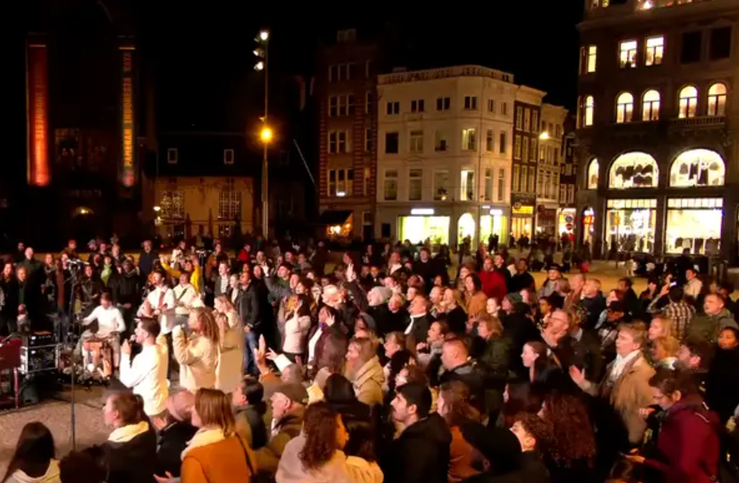Mais de 100 pessoas se reúnem para adorar em praça em Amsterdã