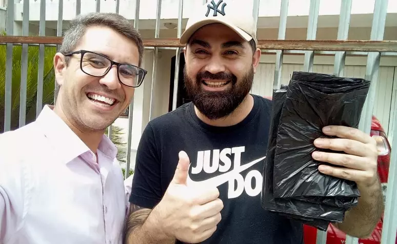 Estudante vende sacos de lixo pra pagar faculdade: veja essa história