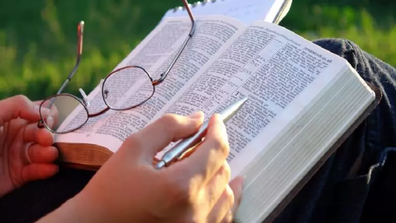 Cresce número de jovens adultos que afirmam ter vida transformada pela Bíblia