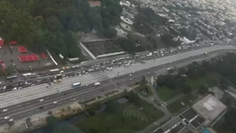 [vídeo] Prefeitura libera carros e motos em faixa seletiva da Av. Brasil