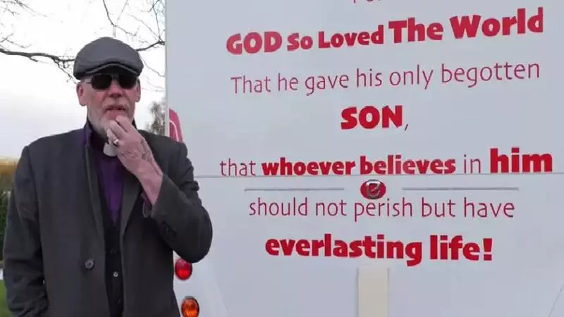 Pastor é alertado por policial de que versículo em van pode violar lei britânica